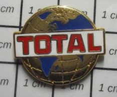 2020  Pin's Pins / Beau Et Rare / CARBURANTS / GLOBE TERRESTRE TOTAL MODELE BLEU Par ARCANE - Carburantes