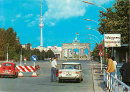 Automobiles - Berlin - Brandenburger Tor Mit Mauer - Brandenburger Tor And Wall - CPM - Voir Scans Recto-Verso - PKW