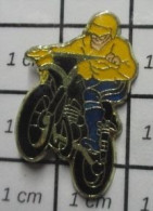 1516B Pin's Pins / Beau Et Rare / MOTOS / MOTARD BLEU ET JAUNE MOTO CROSS - Motorräder