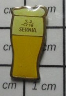 713H Pin's Pins / Beau Et Rare / BIERES / VERRE DE BIERE SERNIA Pas Pierre Le Mr Cinema !! - Cerveza