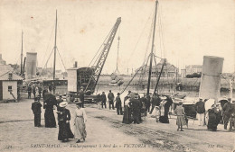 St Malo * Embarquement à Bord Du Bateau VICTORIA Pour Jersey * Grue - Saint Malo