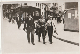 78 - CARTE PHOTO D' UN PRISONNIER EMMENE PAR LES F.F.I. LIBERATION DE PARIS SERIE 3 CLICHE P.P.L.. SCAN - Guerre 1939-45