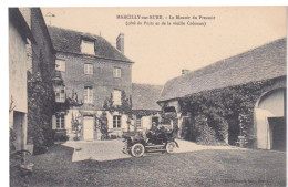 27 - EURE - MARCILLY SUR EURE - LE MANOIR DU PRESSOIR - ANCIENNE AUTOMOBILE DANS LA COUR COTE PUITS ET  VIEILLE COLONNE - Marcilly-sur-Eure