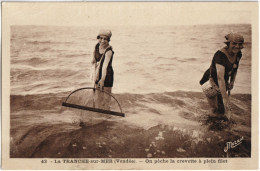 CPA DE LA TRANCHE-SUR-MER  (VENDÉE)  ON PÊCHE LA CREVETTE À PLEIN FILET - La Tranche Sur Mer