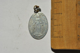 Ancienne Petite Médaille O Marie Conçue Sans Péché Priez Pour Nous Qui Avons Recours A Toi Pendentif Aluminium Souvenir - Religion &  Esoterik