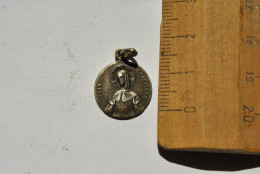 Ancienne Petite Médaille Sainte Geneviève Ste Pendentif Métal Argenté? Argent ? Souvenir - Religion & Esotérisme