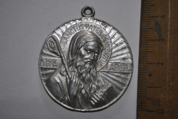 Ancienne Grande Médaille SANCTUS PATER BENEDICTUS ORA LABORA Saint Benoît St Pendentif Aluminium Alu Souvenir - Religion &  Esoterik