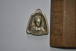 Ancienne Médaille Le Serviteur De Dieu Frère Mutien Marie Malonne Pendentif Aluminium Alu Souvenir - Religion & Esotericism