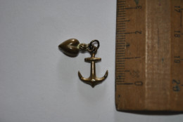 Ancienne Petite Médaille Pendentif En Métal Couleur Bronze Coeur Et Ancre Souvenir - Hangers