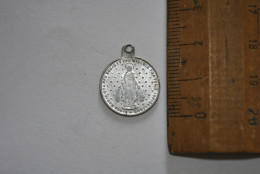 Ancienne Médaille Sancta Infantia Virgo Maria Ora Pro Nobis Miseris ... Pendentif Aluminium Alu Souvenir - Godsdienst & Esoterisme
