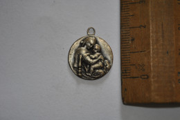 Ancienne Médaille Vierge à L'enfant Pendentif Métal Argenté Souvenir - Godsdienst & Esoterisme