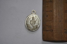 Ancienne Médaille Très Saint Et Immaculé Coeur De Marie Pécheurs Voilà Notre Protection Pendentif Aluminium Alu Souvenir - Religion & Esotérisme
