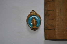 Ancienne Médaille Dorée Et émaillée Notre Dame De Lourdes ? Sainte Marie Email Pendentif Souvenir - Godsdienst & Esoterisme