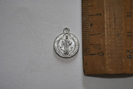 Ancienne Toute Petite Médaille Religieuse Priez Pour Nous Pendentif Alu Aluminium Souvenir écriture Illisible... - Religion & Esotérisme