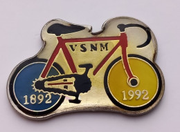 A316 Pin's Vélo Cyclisme VSNM CYCLOTOURISME 100 Ans 1892 1992 NEVERS Nièvre Achat Immédiat - Ciclismo