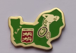 A357 Pin's Vélo Cyclisme Département NORMANDIE BMX B.M.X écusson Blason Achat Immédiat - Radsport