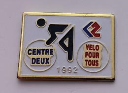 A348 Pin's Cyclisme CENTRE DEUX VÉLO POUR TOUS 1992 Saint-Étienne Loire Achat Immédiat - Cyclisme