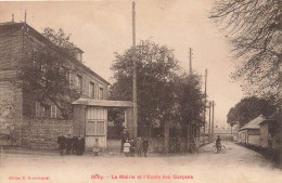 Milly Sur Thérain * école Des Garçons Et Mairie Du Village * Villageois Enfants - Autres & Non Classés