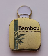 GP177 Pin's Parfum BAMBOU WEIL PARIS Perfume Bouchon Blanc Achat Immédiat - Profumi