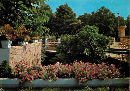 84 - Isle Sur La Sorgue - Un Coin Du Jardin Public Et Ses Roues à Aubes - Flamme Postale - Fleurs - CPM - Voir Scans Rec - L'Isle Sur Sorgue