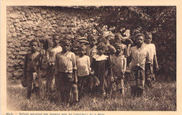 Nouvelle Caledonie - Maré - Enfants Apportant Des Ignames Pour Les Traducteurs De La Bible - Carte Postale Ancienne - New Caledonia