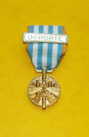 MEDAILLE DE LA DEPORTATION ET DE L'INTERNEMENT AVEC AGRAPHE DEPORTE    , REPUBLIQUE FRANCAISE  ,  BON ETAT VOIR PHOTOS - Francia