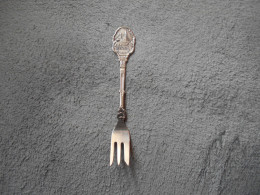 Ancienne Petite Fourchette Souvenir Marseille Notre Dame De La Garde - Spoons