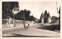 72 La Ferté Bernard Hospice Et La Porte De Ville CPA - La Ferte Bernard