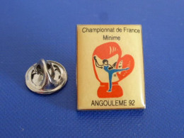 Pin's Boxe Championnat De France Minime - Angoulème 92 - Grant De Boxe Boxeur (PT28) - Boxen