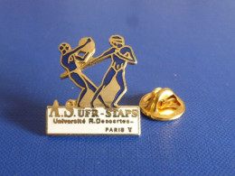 Pin's AS UFR Staps Université R Descartes Paris V 5 - Sport Médecine Lutte école Fac (PT50) - Ringen