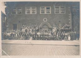 Dippoldiswalde, Studenten Vor Dem Gasthaus Ratskeller, Foto 23x16,5 Cm - Unclassified