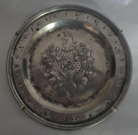 Zinnteller Mit Wappen-Allegorie, Div. Zinnmarken, D 22,5 Cm - Tins