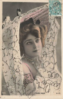 FANTAISIES - Femmes - Femme Portant Une Robe - Seule - Regardant Quelque Chose - Pensive - Carte Postale Ancienne - Mujeres