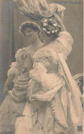 FANTAISIES - Femmes - Femme Portant Une Robe - Seule - Devant Un Miroir - Nouvier ((Opéra) - Carte Postale Ancienne - Vrouwen