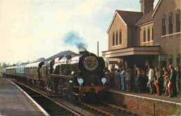 Trains - Gares Avec Trains - Locomotive 34016 BODMIN - At Airesford Station With A Train For Ropley On The Mid Hants Wat - Stations With Trains