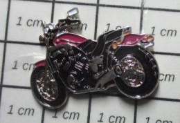 1016B Pin's Pins / Beau Et Rare / MOTOS / GROSSE MOTO ROUTIERE RETRO ROUGE PEUT ETRE HARLEY ? - Motorbikes