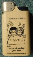 08 Briquet Djeep Love Is L'amour C'est... Un Sac De Couchage Pour Deux (vide) - Altri & Non Classificati