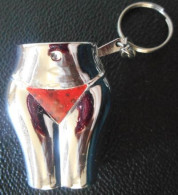 Briquet Sexy Couleur Argent En Porte-clef  Fesses De Femme En String Rouge - Other & Unclassified