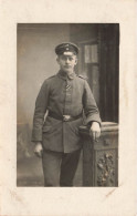 MILITARIA - Un Officier En Uniforme - Carte Postale Ancienne - Uniformes