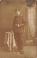 MILITARIA - Un Officier En Uniforme - Carte Postale Ancienne - Uniformen