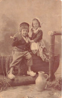 ENFANTS - Deux Enfants Sur Un Canoë - Carte Postale Ancienne - Retratos