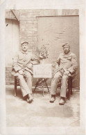 MILITARIA - Deux Officiers Assis Près D'une Table - Carte Postale Ancienne - Uniforms