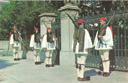 GRECE - Soldats Euzones - Colorisé - Carte Postale - Griechenland