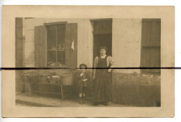 CARTE PHOTO A Identifier . Devanture Magasin Boutique Commerce. Une Femme Et Enfant Devant L'étalage - Photographs