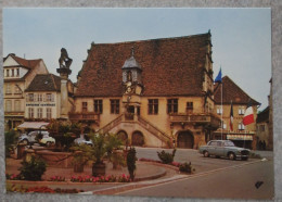 67 Bas Rhin CPM Molsheim Place De L'hôtel De Ville Voiture Peugeot 403 - Molsheim