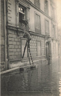 Paris * Inondations De Paris Janvier 1910 * Crue Catastrophe * Une Descente à La Fenêtre - Arrondissement: 16