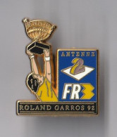 PIN'S    THEME  TENNIS  ROLAND GARROS 92  COUPE ANTENNE 2 FR3   SIGNE  DECAT - Tenis