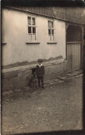 ENFANTS - Un Enfant En Uniforme Dans La Cour - Carte Postale Ancienne - Portretten