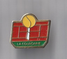 PIN'S THEME SPORT TENNIS  CLUB DE LA COURONNE  EN CHARENTE - Tenis