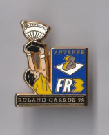 PIN'S  THEME TENNIS  ROLAND GARROS   92  ANTENNE  FR    SIGNE  DECAT - Tennis